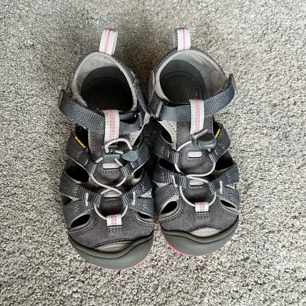 Girls Keen Seacamp II CNX Girls Size 1 Sandals Shoes Grey & Pink Kids